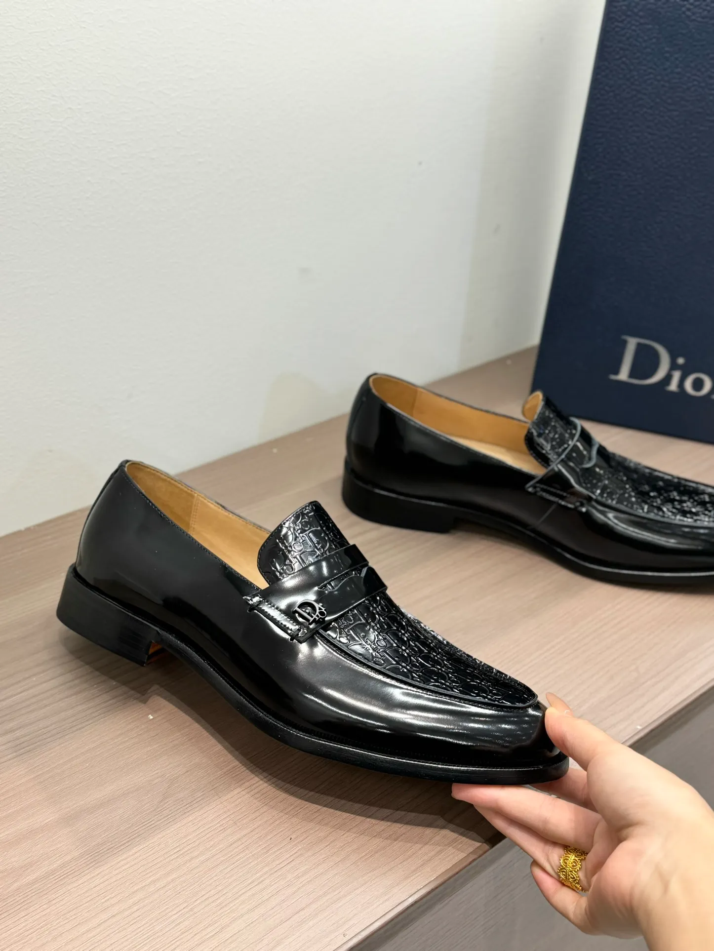 [Dior Dior] Top P: 960💰 Standard code 39-44 (38.45.46 custom-made, non-refundable and non-exchangeable) Dior Dior's latest high-end men's boutique casual leather shoes, the upper is carefully made of black cowhide/open-edge beaded leather/high-mercerized frosted cowhide, the classic silhouette shows elegance, and the upper strap is matched with a metal-coated CD Icon decorative buckle to enhance the style. Comfortable and lightweight, the Italian leather sole features anti-slip rubber inserts. The Blake structured leather sole with anti-slip details showcases Dio*'s exceptional craftsmanship. Elegant and refined, it can be matched with all kinds of suits.